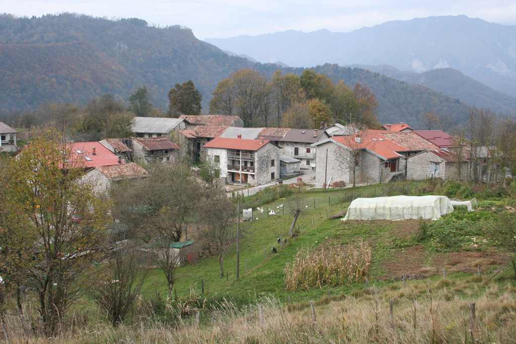 V vasi Robidišče uradno živi le še devet prebivalcev, ki se večinoma ukvarjajo z rejo drobnice.