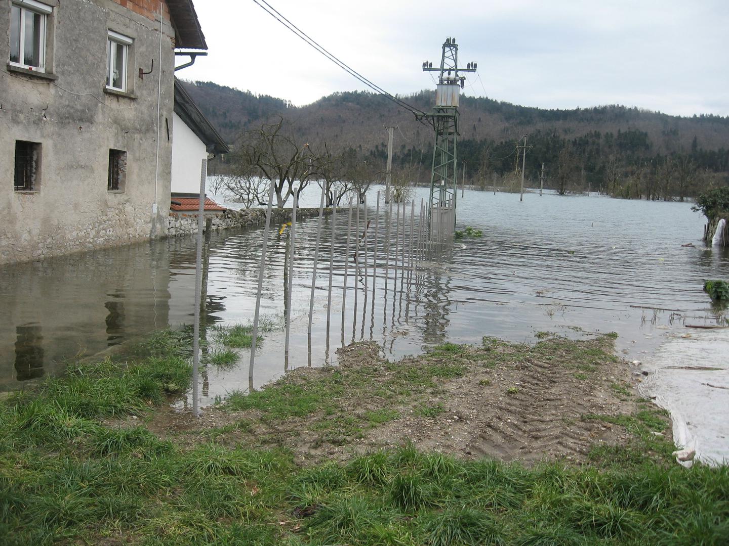Naselje Planina je tudi bilo delno pod vodo