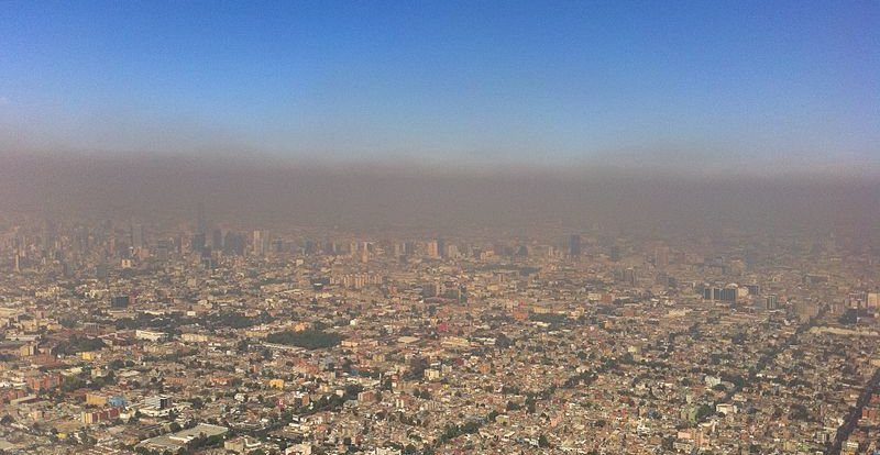 Smog (rjav oblak) ob sončnem dnevu nad Mexico cityjem decembra 2010