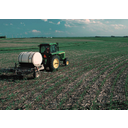 640px-Fertilizer_applied_to_corn_field.jpg<>Uporaba tekočih umetnih gnojil.