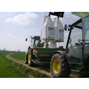 Fertilising_operations_-_geograph.org.uk_-_493879.jpg<>Uporaba trdih umetnih gnojil.